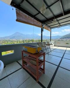 une pièce avec une table, des chaises et des fenêtres dans l'établissement Villa Almaria, à Batu