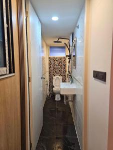 a small bathroom with a toilet and a sink at Diindanghomestay in Ban Khao Klom