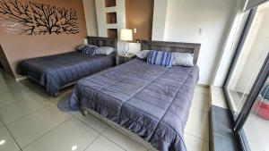 Giường trong phòng chung tại S99 SUITE DOBLE Premium Suite TEC CEM con Cocineta WiFi Balcón Parking Terraza