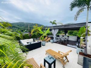 ラワイビーチにあるVilla Astra Rawai Phuketの家の中のパティオ(椅子、テーブル付)