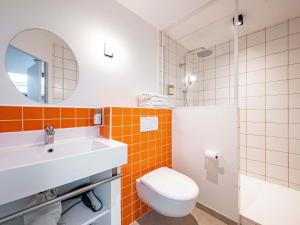 Koupelna v ubytování greet Hotel Massieux Lyon Nord + 74 fotografií