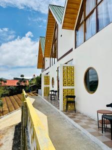 une maison avec vue sur la campagne dans l'établissement Arutala Villa tiitk 0 Dieng View Pegunungan, à Diyeng