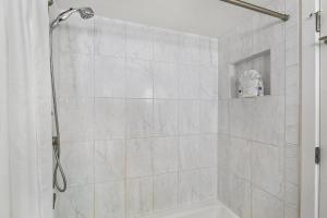 Koupelna v ubytování Keawakapu 208 · KKP 208 Renovated Condo w AC Near Beach Shops + 38 fotografií
