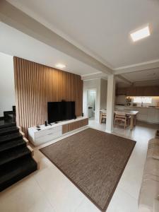 TV a/nebo společenská místnost v ubytování Casa de praia com vista para o mar e baleias + 20 fotografií