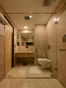 y baño con aseo, lavabo y ducha. en Grand Plaza Lords Inn Jammu, en Jammu