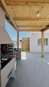 TV a/nebo společenská místnost v ubytování Casa de praia com vista para o mar e baleias