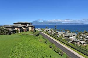 カハナにあるKapalua Ridge Villas 1414 · KRV 1414 Remodeled 2BD Kapalua Villの海の近くの丘の上にあるリゾートに続く道