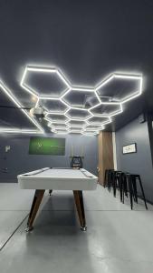 ein Raum mit einem Tisch und einigen Stühlen darin in der Unterkunft Elegant Retreat- Sleep 10-Boho Dome Lounge-Hot Tub-Games-Golf-Serene Getaway in Sacramento + 72 Fotos