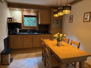 Η κουζίνα ή μικρή κουζίνα στο Appartement de standing 6 pers avec piscine et parking - FR-1-836-3