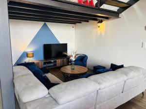 TV a/nebo společenská místnost v ubytování Gîte 12 pers. à Bressolles avec piscine privative - FR-1-489-598