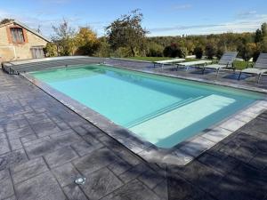 Bazén v ubytování Gîte 12 pers. à Bressolles avec piscine privative - FR-1-489-598 nebo v jeho okolí