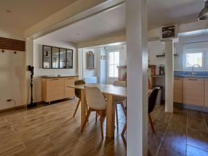 a kitchen and dining room with a table and chairs at Maison T3 rénovée au cœur de Cazaubon, pour 2 à 4 pers. - FR-1-841-83 in Cazaubon +8 photos