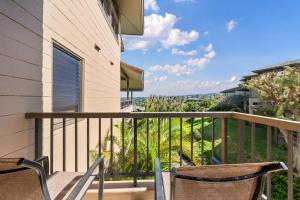 カハナにあるKapalua Ridge Villas 1423のバルコニーに座る椅子