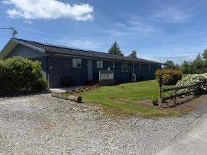 a house with a yard in front of it at B&B at whitbourne in Otorohanga +12 photos