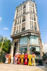 un magasin de karaoké avec des fleurs devant un bâtiment dans l'établissement Nako Hotel, à Hô-Chi-Minh-Ville
