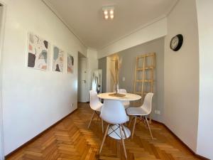 Un comedor con una mesa y sillas blancas. en Tigre Center Tower - Con piscina y seguridad 24hs - Opcional cochera, en Tigre