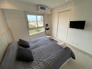 Un dormitorio con una cama grande y un televisor de pantalla plana. en Tigre Center Tower - Con piscina y seguridad 24hs - Opcional cochera, en Tigre 36 fotos más