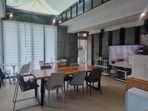 Posezení v ubytování Port Avenue Jeju