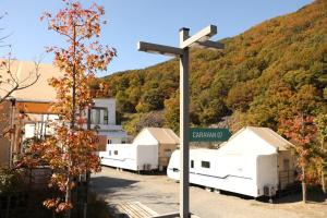 Nespecifikovaný výhled na hory nebo výhled na hory při pohledu z penzionu