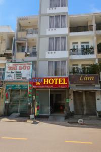 ホーチミン・シティにあるLy Ly Hotelのホテルの看板が目の前にある建物