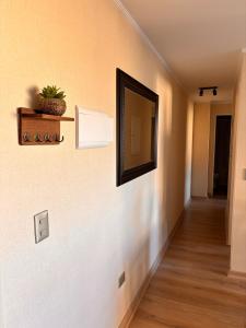 een hal met een spiegel aan een muur bij Departamento villarrica para 4 personas in Villarrica