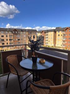 een tafel op een balkon met uitzicht op de gebouwen bij Departamento villarrica para 4 personas in Villarrica