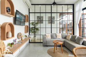 Et opholdsområde på Romeo Beachfront Villa by Bukit Vista