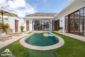 Swimmingpoolen hos eller tæt på Romeo Beachfront Villa by Bukit Vista