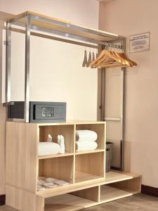 een vitrinekast met handdoeken in een kamer bij Cuna Hotel in El Nido