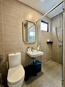 Koupelna v ubytování Rare D Pristine 4 bedroom condo opp Legoland, medini mall and gleneagles hospital + 12 fotografií