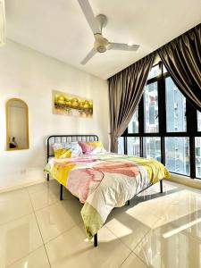 Postel nebo postele na pokoji v ubytování Rare D Pristine 4 bedroom condo opp Legoland, medini mall and gleneagles hospital