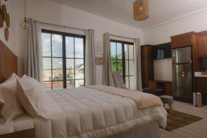 フローレスにあるSanta Delfina 1 Modern and comfortable apartmentの大きなベッドと大きな窓のある寝室