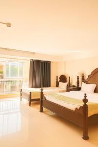 a bedroom with two beds and a window at Hoàng Lê Hotel in Ho Chi Minh City +49 photos