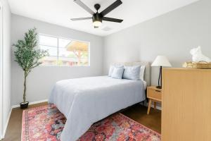 a bedroom with a bed and a ceiling fan at OldTown, Splash Pad & Park, Camelback Mountain trails, Desert Chic Retreat in Scottsdale