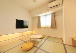 TV a/nebo společenská místnost v ubytování Smile Hotel Miyakojima