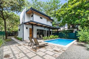 ein Haus mit einem Pool und einem Haus in der Unterkunft Luxury villa walking distance to Playa Grande in Refundores