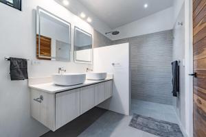 ein Badezimmer mit zwei Waschbecken und einer Dusche in der Unterkunft Luxury villa walking distance to Playa Grande in Refundores + 42 Fotos