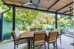 ein Holztisch und Stühle auf einer Terrasse in der Unterkunft Luxury villa walking distance to Playa Grande in Refundores