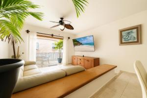 TV a/nebo společenská místnost v ubytování Spacious Family Home with Pool & Beach Access