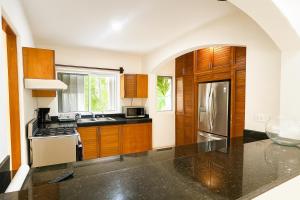 Kuchyň nebo kuchyňský kout v ubytování Spacious Family Home with Pool & Beach Access + 14 fotografií