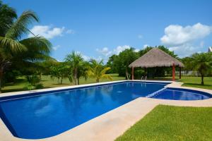 Bazén v ubytování Spacious Family Home with Pool & Beach Access nebo v jeho okolí