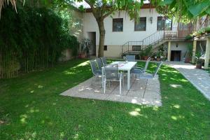 einen Tisch und Stühle im Gras im Hof in der Unterkunft Gästehaus Haider in Illmitz