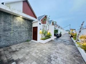 a street with a building and a brick sidewalk at Athalia Villa Seminyak in Seminyak