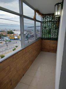Una habitación con una ventana con vista a una ciudad. en Don Bosco Leon, en San José de Malpaso 8 fotos más