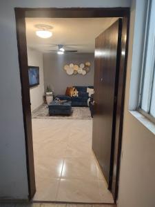 una puerta que da a una sala de estar con sofá en Don Bosco Leon, en San José de Malpaso