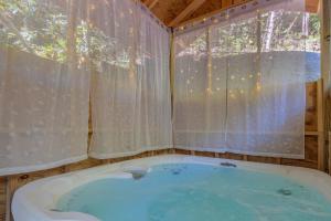 Billede fra billedgalleriet på 282 Cozy Cub cabin i Gatlinburg