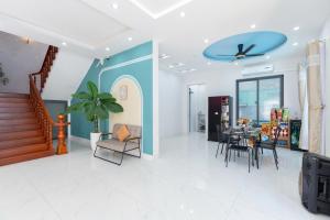 une salle à manger avec une table et un plafond bleu dans l'établissement B2-11 Villa Long Cung, à Vung Tau