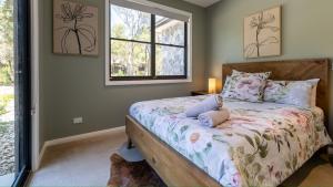 Postel nebo postele na pokoji v ubytování Sea Stone Rest - Sunrise at 1770 + 32 fotografií