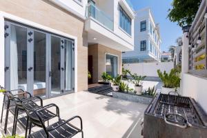 un balcon d'une maison avec des chaises dessus dans l'établissement B2-11 Villa Long Cung, à Vung Tau