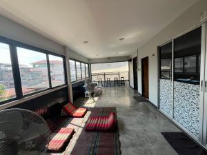 Ruang duduk di BNK89 Hostel